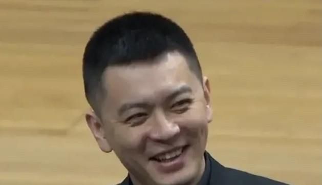 商务出差戴绿色帽的女老板